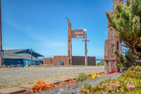 Moolack Shores Inn - Exterior